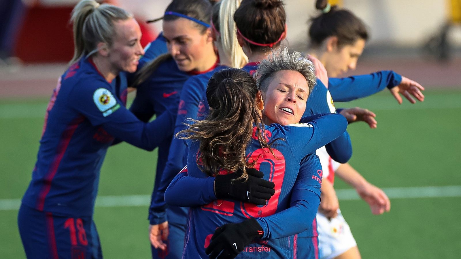 La jugadora del Atlético de Madrid Leicy Santos (c, de espaldas), celebra su gol contra el Rayo Vallecano