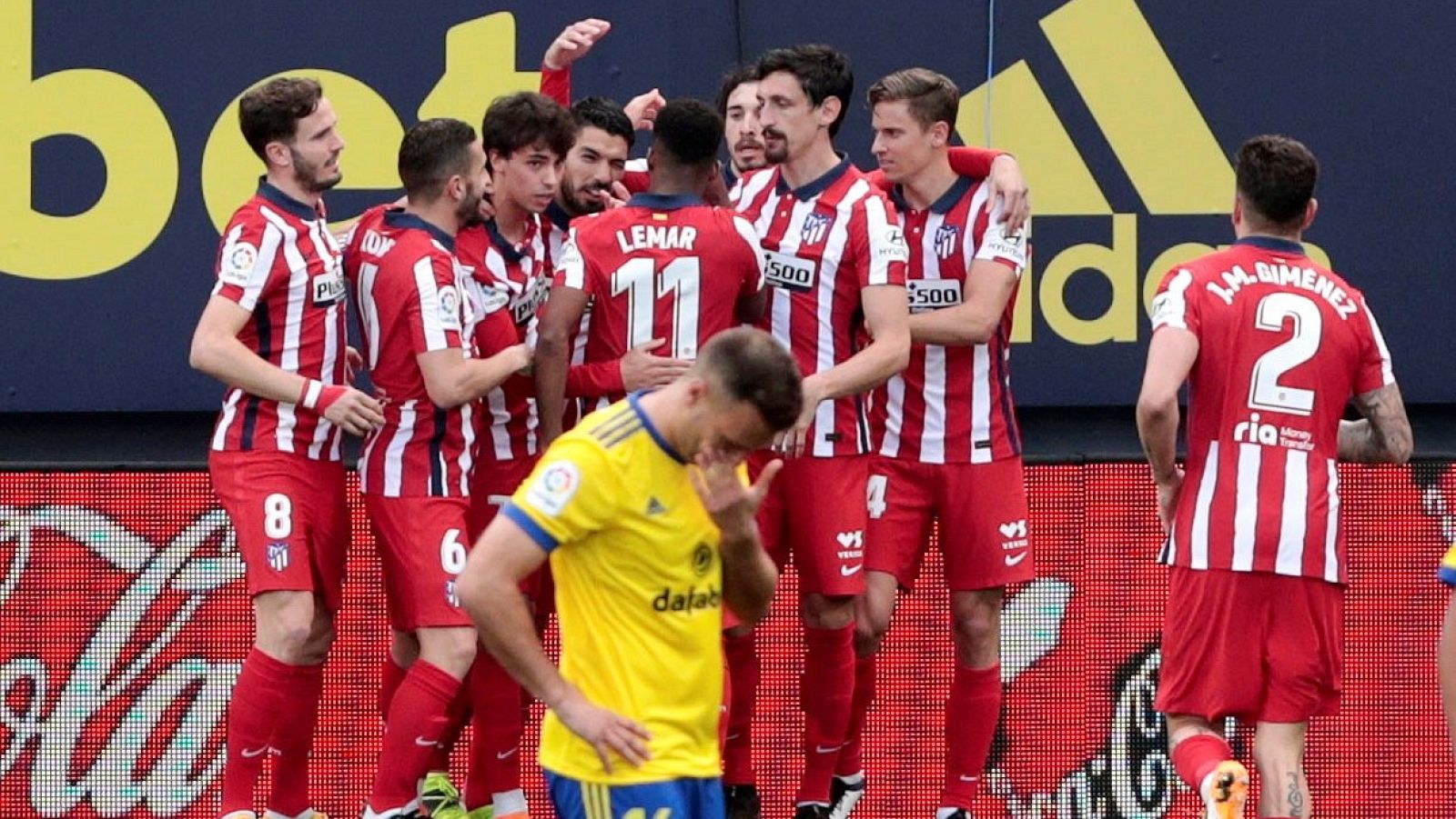 Los jugadores del Atlético celebran el gol de Saúl en Cádiz.