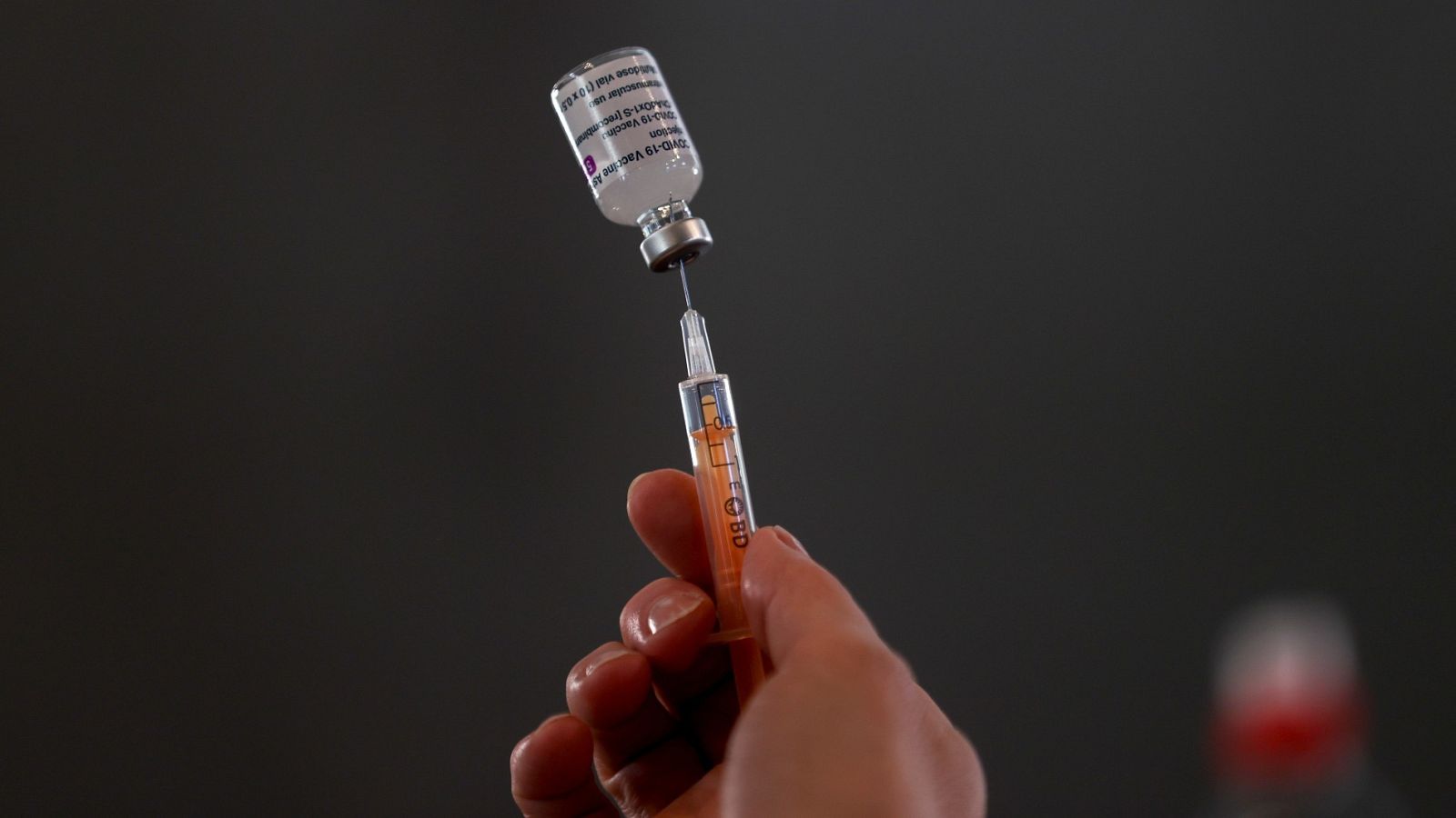 Un sanitario prepara una dosis de la vacuna COVID-19 en Hartlepool, Gran Bretaña