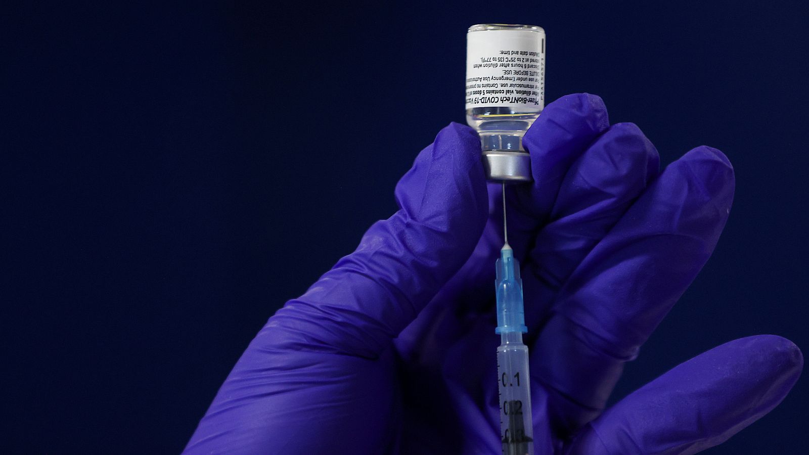 BioNTech/Pfizer cree que este año podría llegar a producir 2.000 millones de dosis, frente a los 1.300 millones previstos inicialmente.