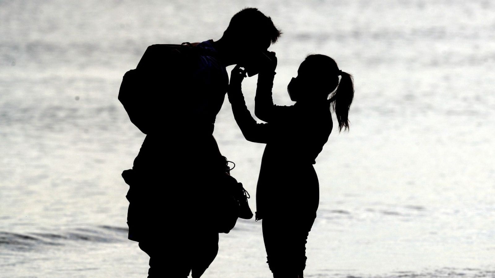 Pareja se coloca mascarilla