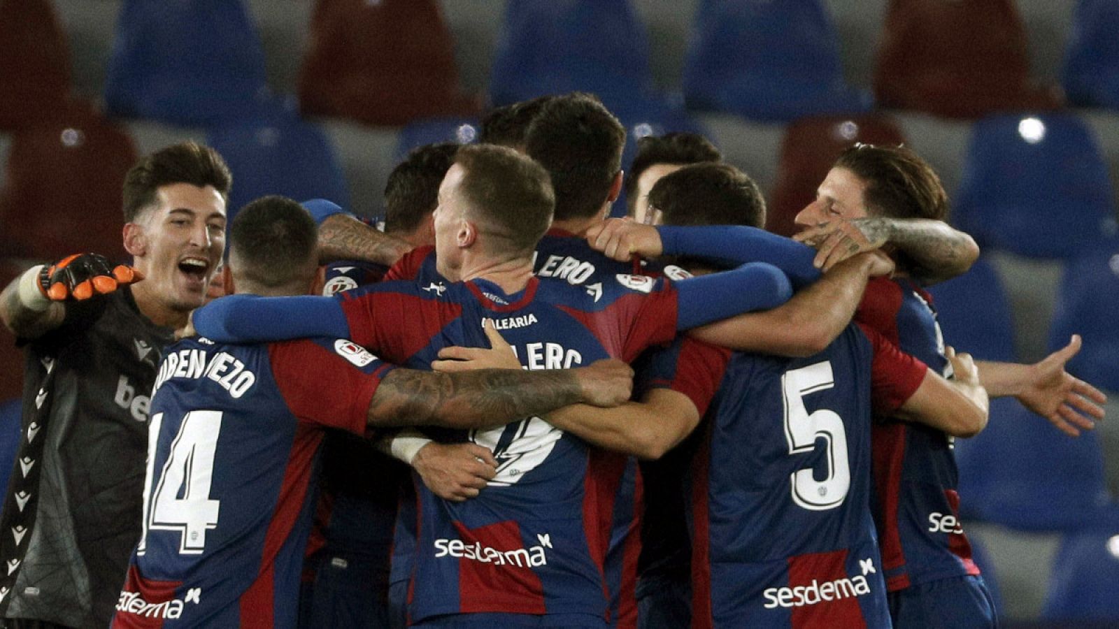 Jugadores del Levante UD celebran su pase a las semifinales