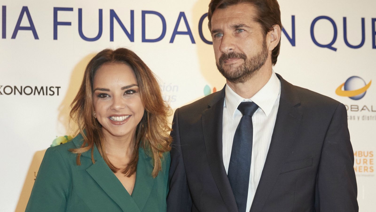 Chenoa posa junto a Miguel Sánchez Encinas
