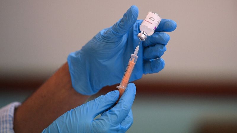 Sanidad aprueba el uso de la vacuna de AstraZeneca para personas de 18 a 55 años
