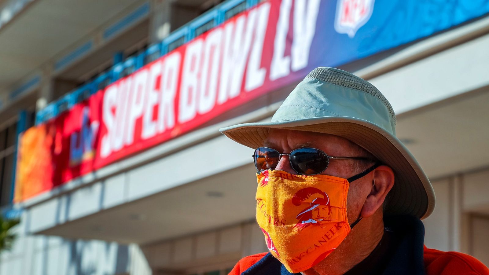 Un aficionado de los Chiefs ante un cartel de la Superbowl en Tampa (Florida)