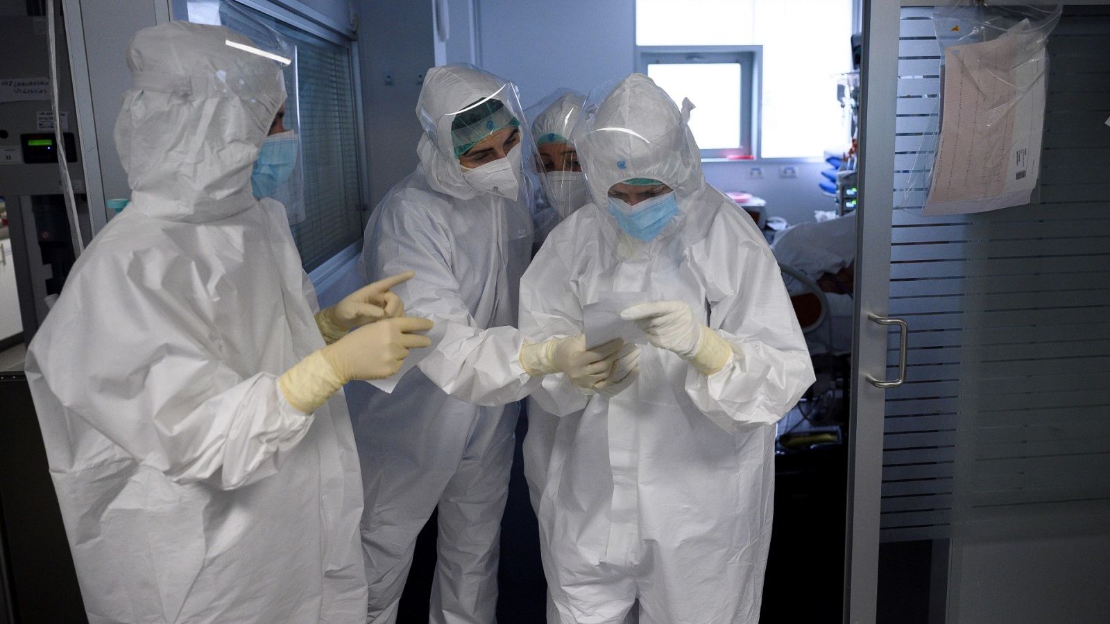 España registra 28.565 contagios y 584 muertes, y la incidencia baja de nuevo