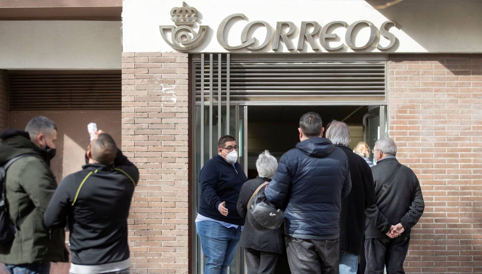 Varias personas hacen cola en una oficina de Correos de Barcelona este viernes