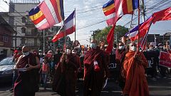 Monjes budistas se unen a las protestas contra el golpe de Estado en Birmania