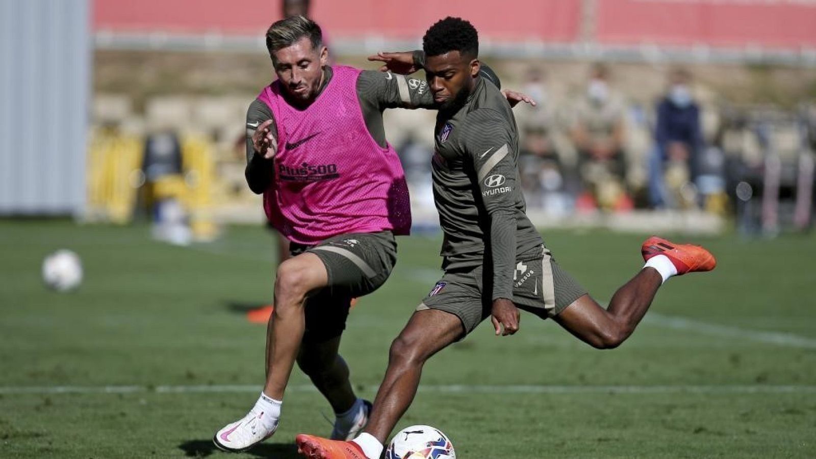 Héctor Herrera y Thomas Lemar, positivos por Coronavirus