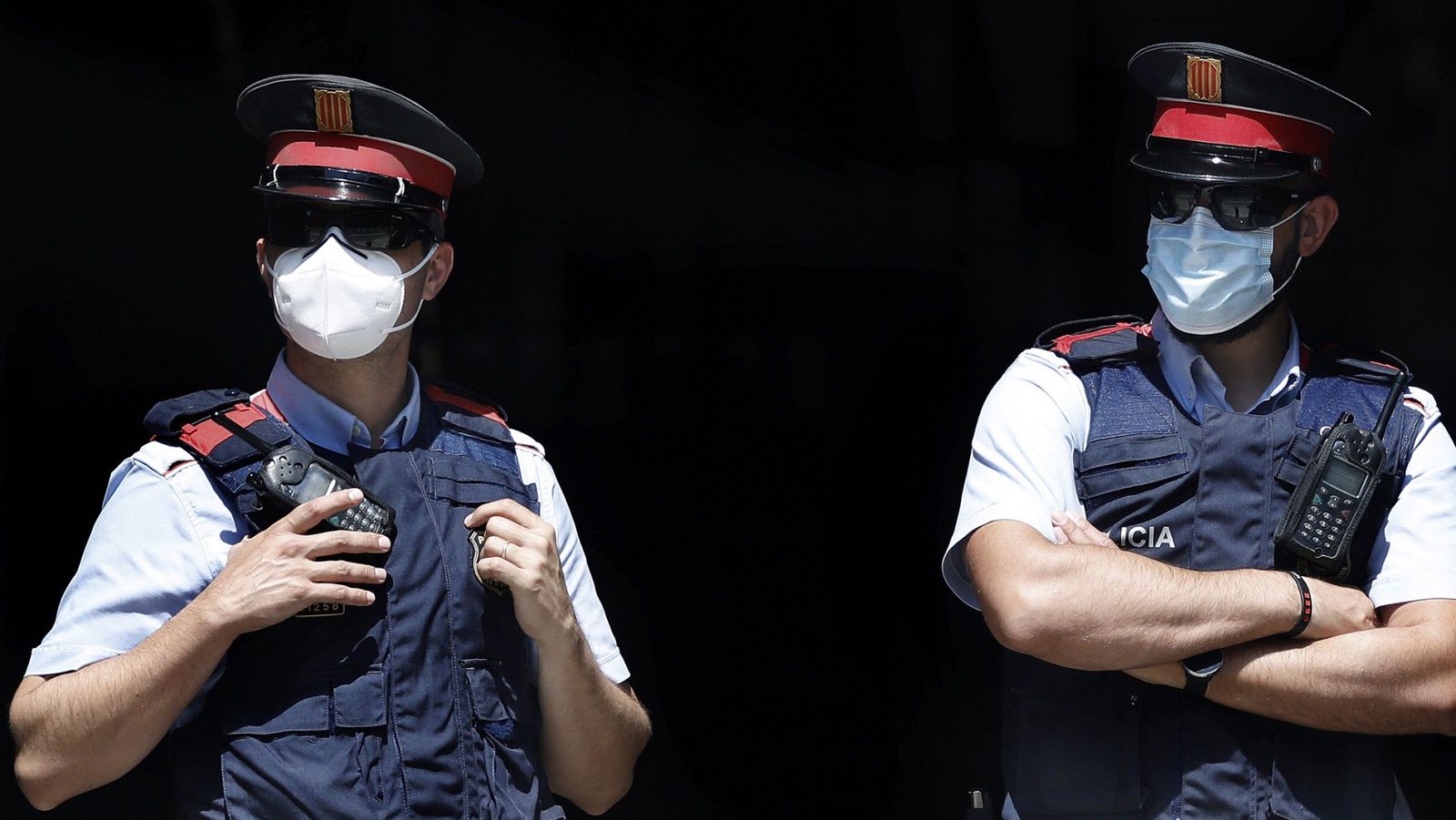 Dos mossos con mascarilla en una imagen de archivo