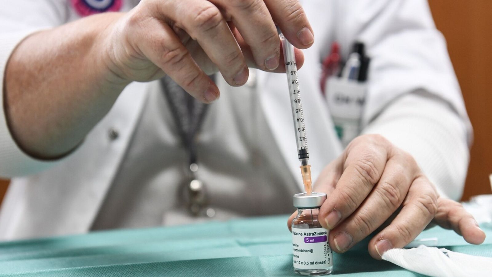 Sanidad reparte las vacunas de AstraZeneca