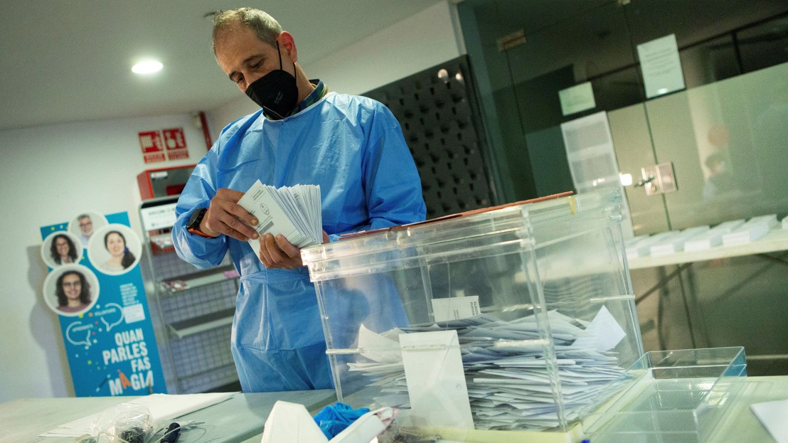 Un miembro de la mesa electoral de El Masnou, con el EPI, hace el recuento