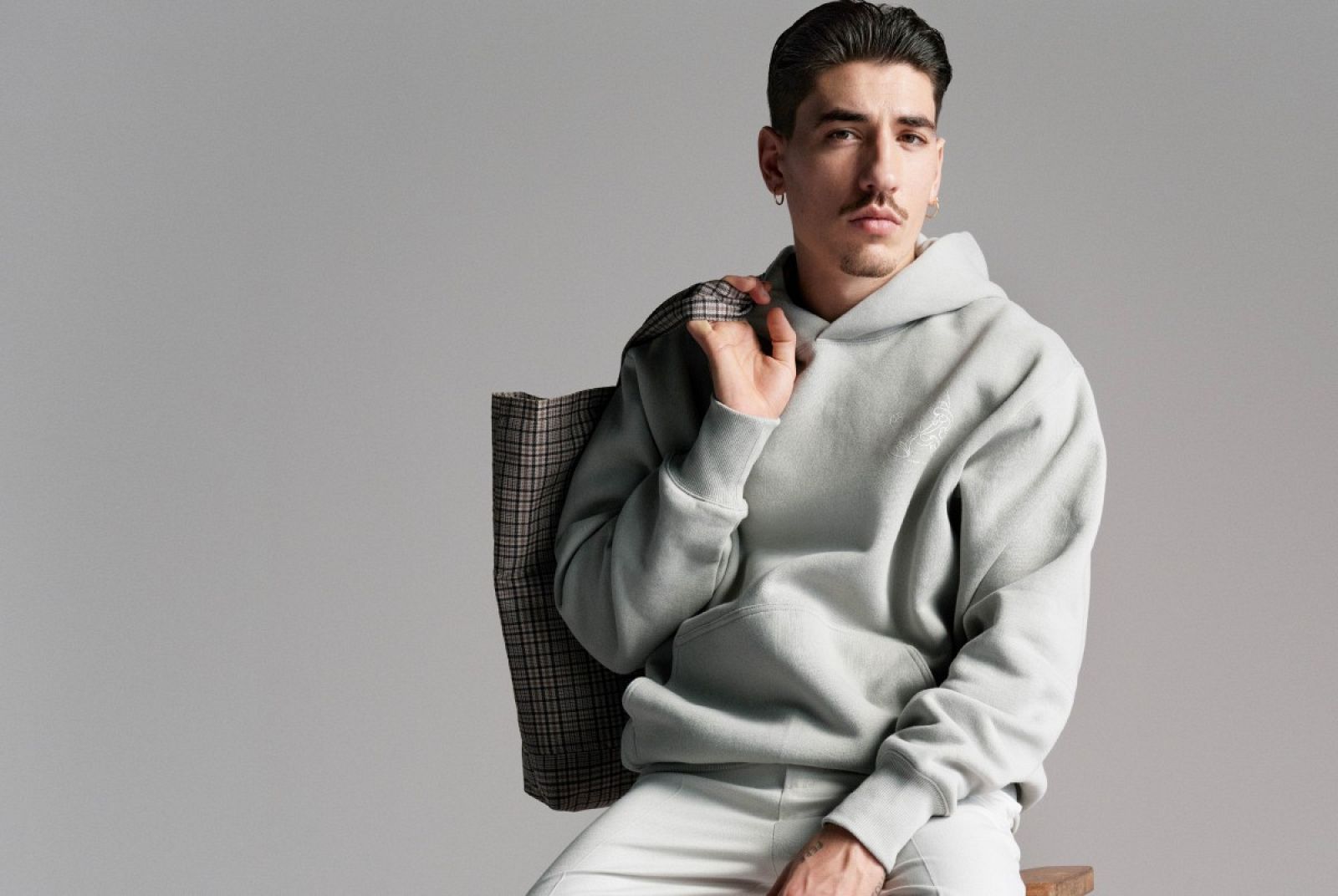 Héctor Bellerín debuta como diseñador de moda con una colección sostenible