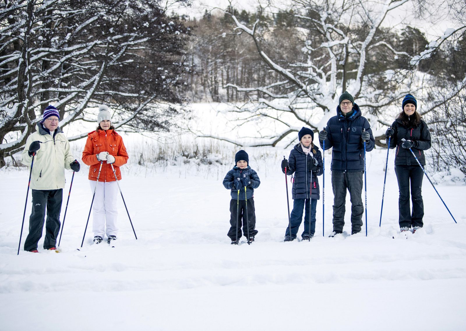 Los reyes de Suecia esquían con la princesa Victoria, su marido y sus dos hijos.