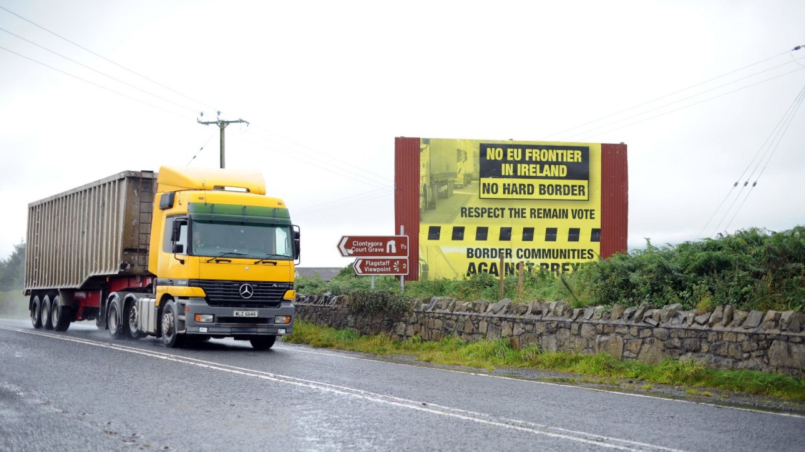 Un camión pasa cerca de la frontera entre Irlanda e Irlanda del Norte