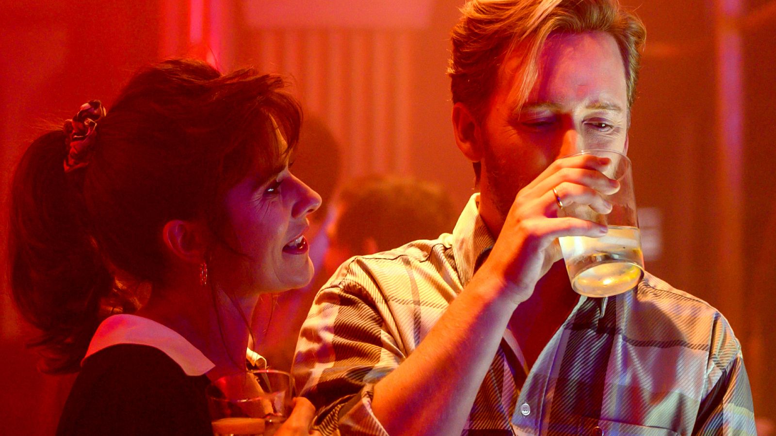 Marta Altamira y Toni Alcántara en un pub