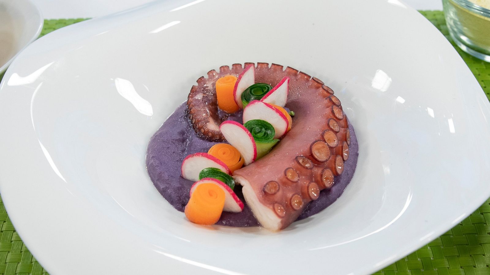 Puré de patata morada con pulpo y crudités