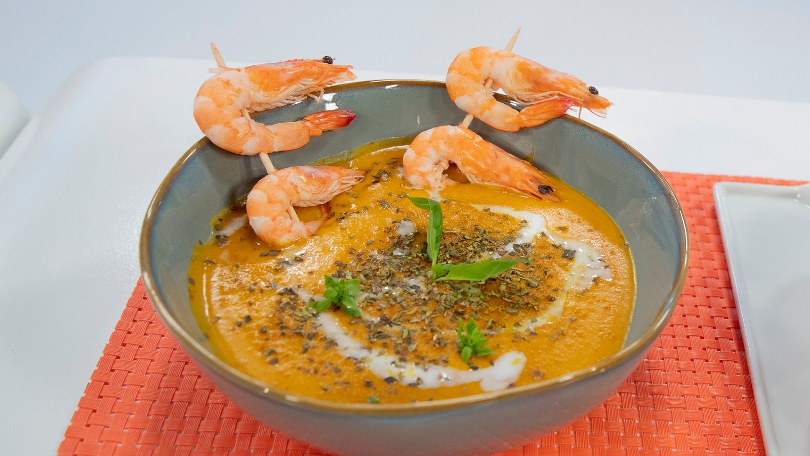 Puré de calabaza, leche de coco y curry con langostinos
