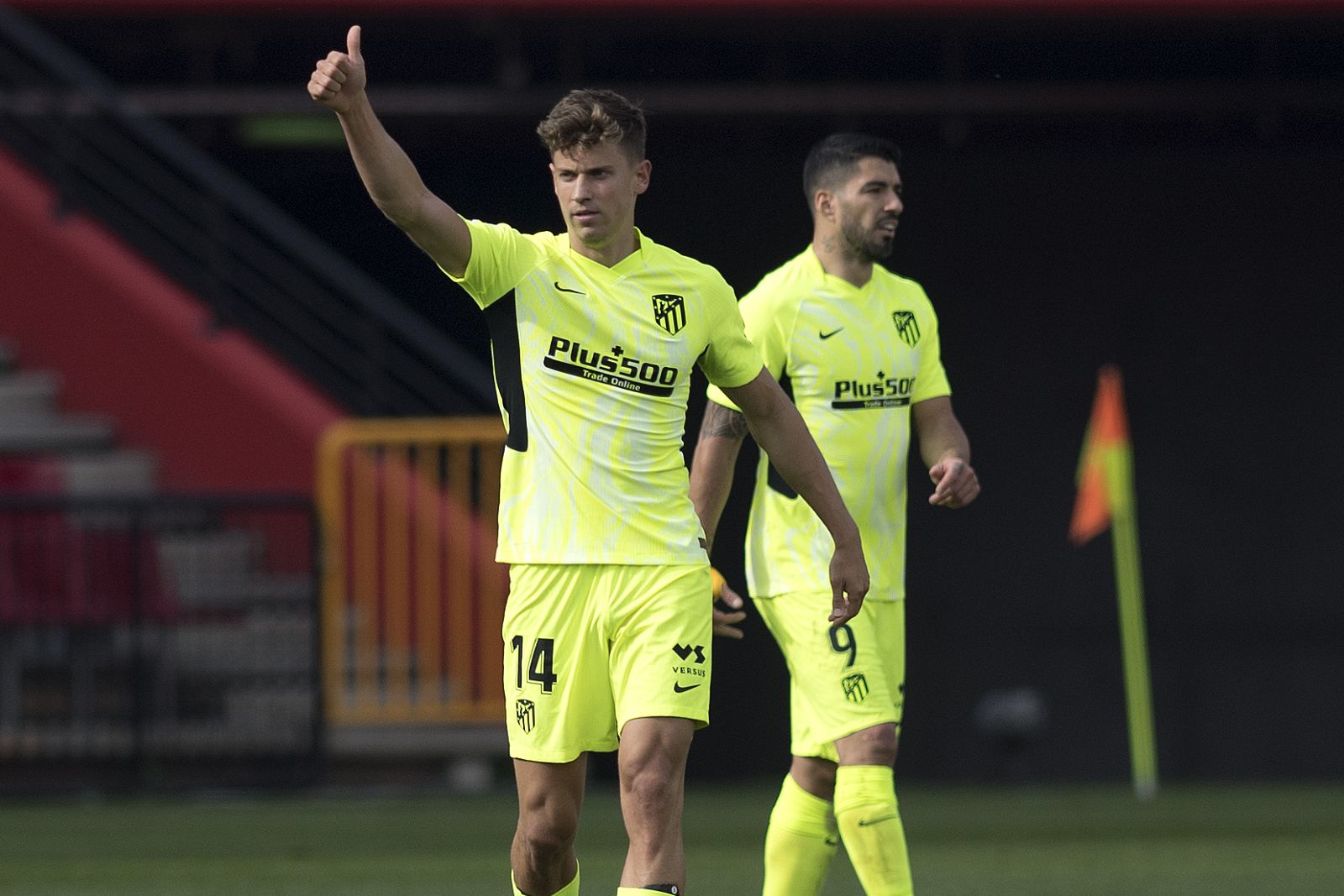 Marcos Llorente celebra el gol de su equipo en Granada.