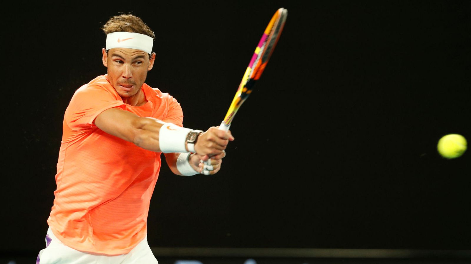 Nadal devuelve una bola a Norrie en el Open de Australia