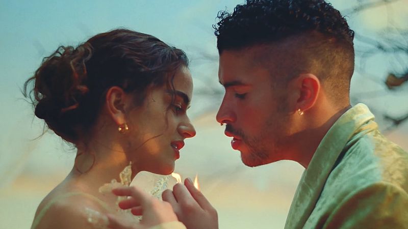 Bad Bunny y Rosalía baten el récord de San Valentín con el videoclip de "La noche de anoche"