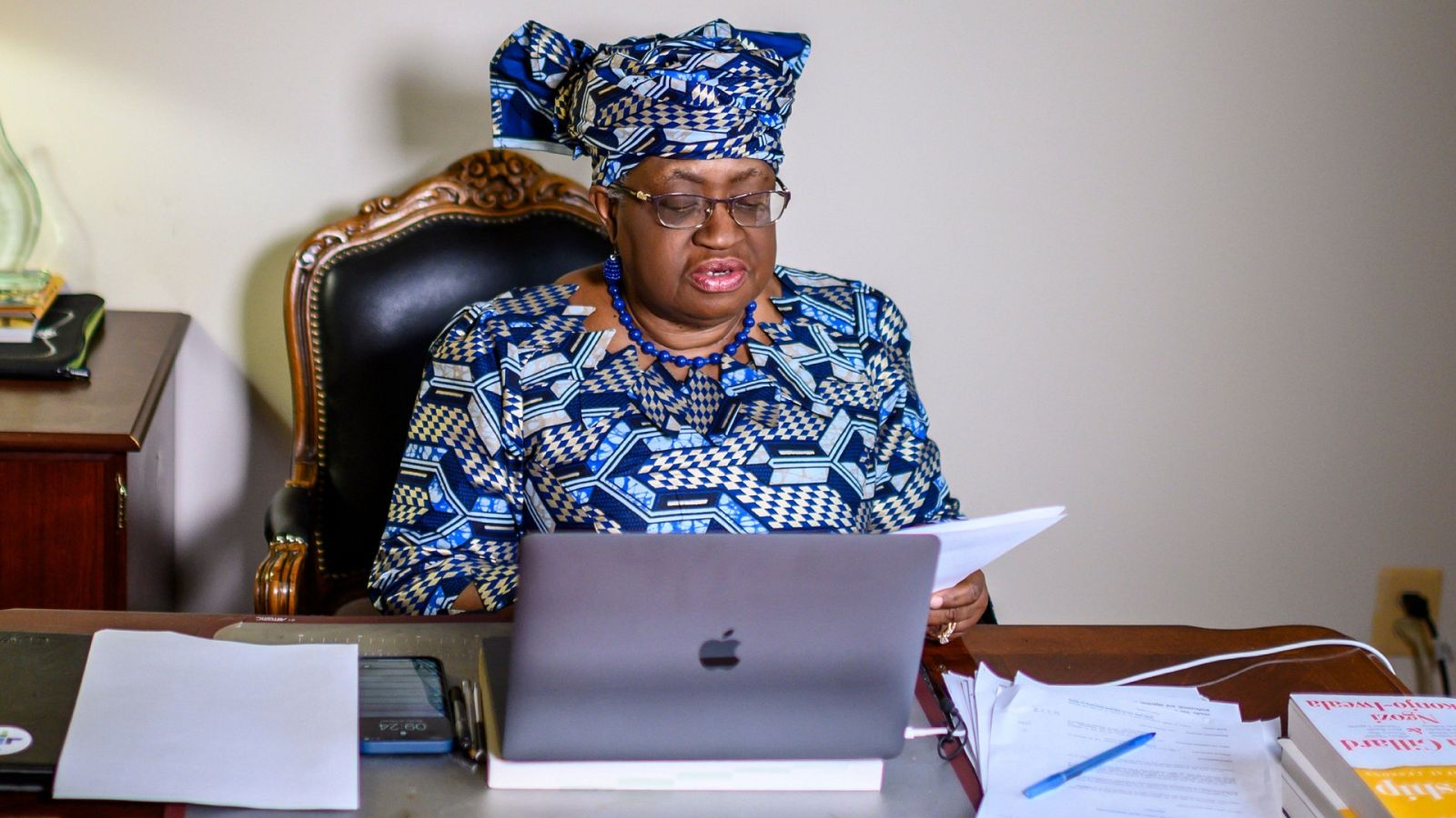 Ngozi Okonjo-Iweala da su discurso de aceptación en su casa de Potomac, Maryland, cerca de Washington DC, después de que fuese confirmada como directora de la OMC