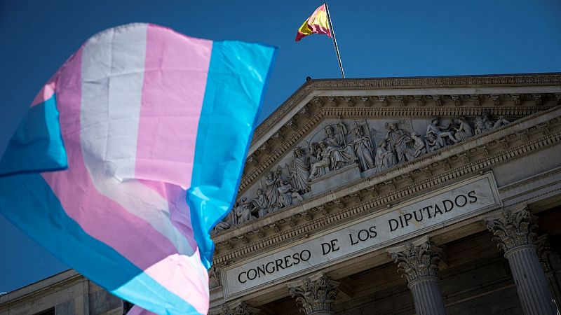 Igualdad acusa al PSOE de frenar el debate de la ley trans en el Consejo de Ministros