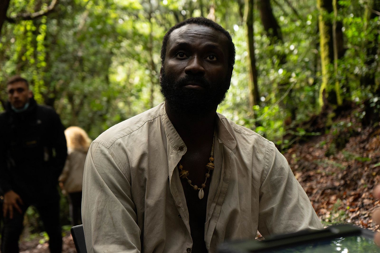 Dayo durante las negociaciones en la selva.