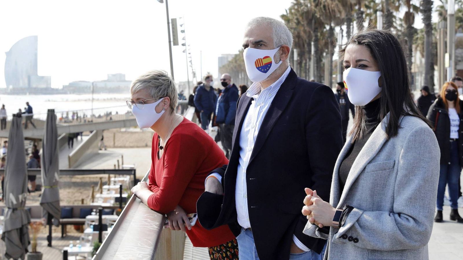 El candidato de Cs a la Generalitat, Carlos Carrizosa, acompañado por la presidenta del partido, Inés Arrimadas, y la número dos de la lista, Anna Grau.