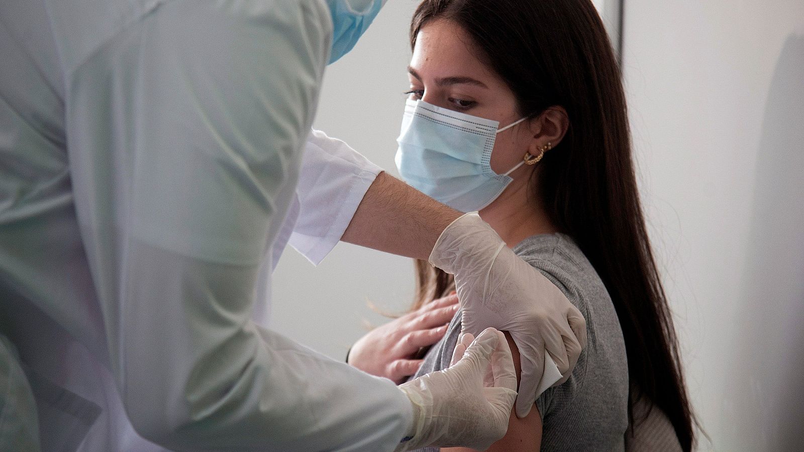 Una estudiante de Enfermería de la Universidad de Zaragoza recibe la primera dosis de AstraZeneca.