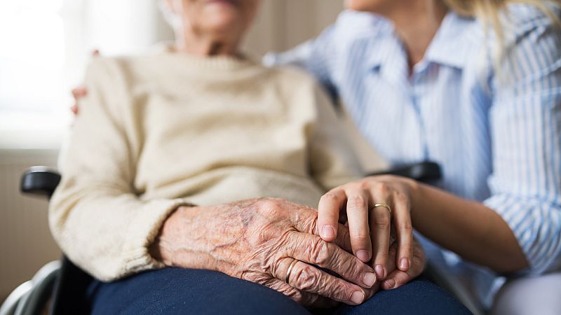 Atender a un familiar dependiente las 24 horas: descuidarse para cuidar 