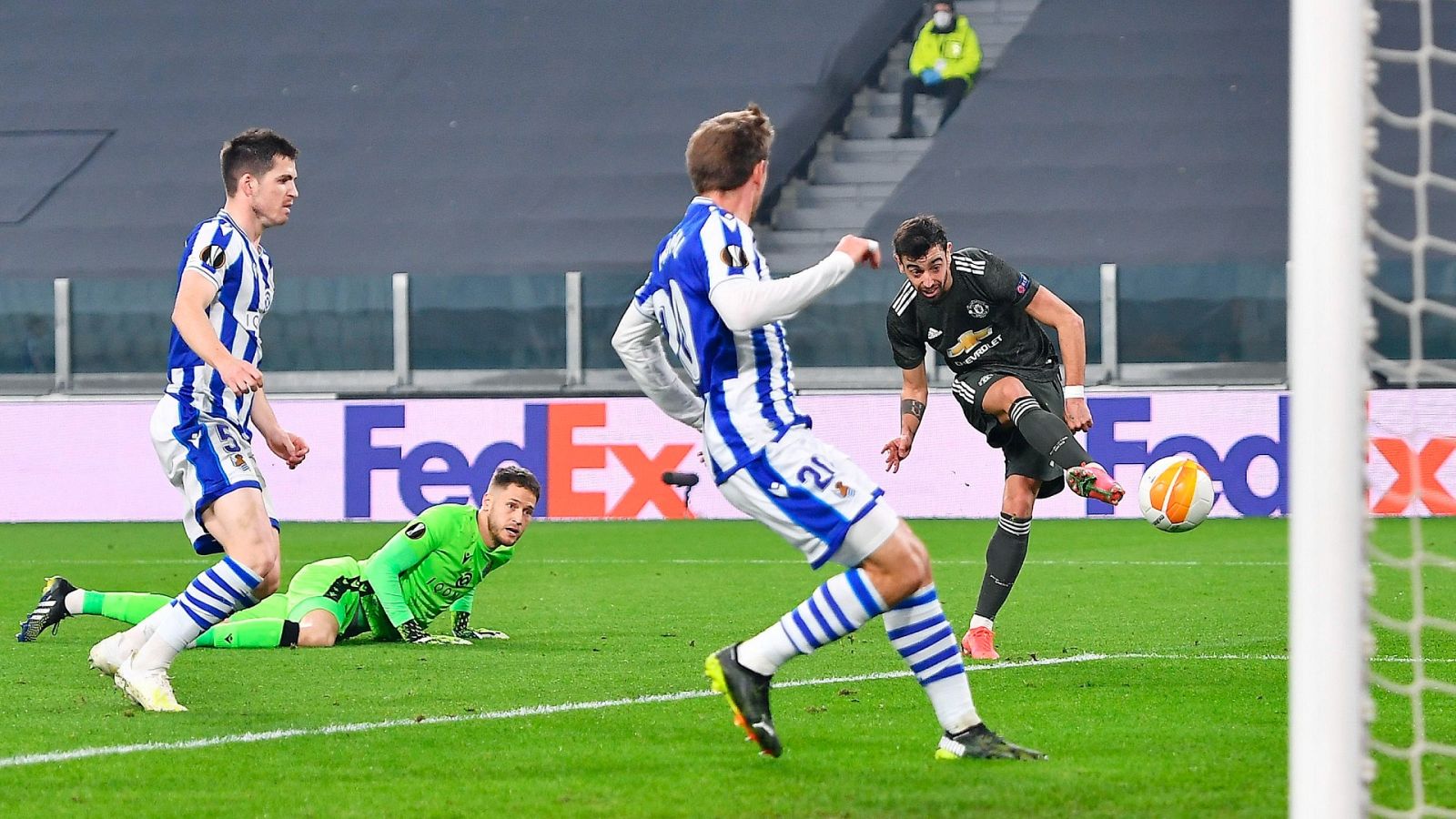 El jugador del Manchester United, Bruno Fernandes, anota el primer tanto ante la Real Sociedad