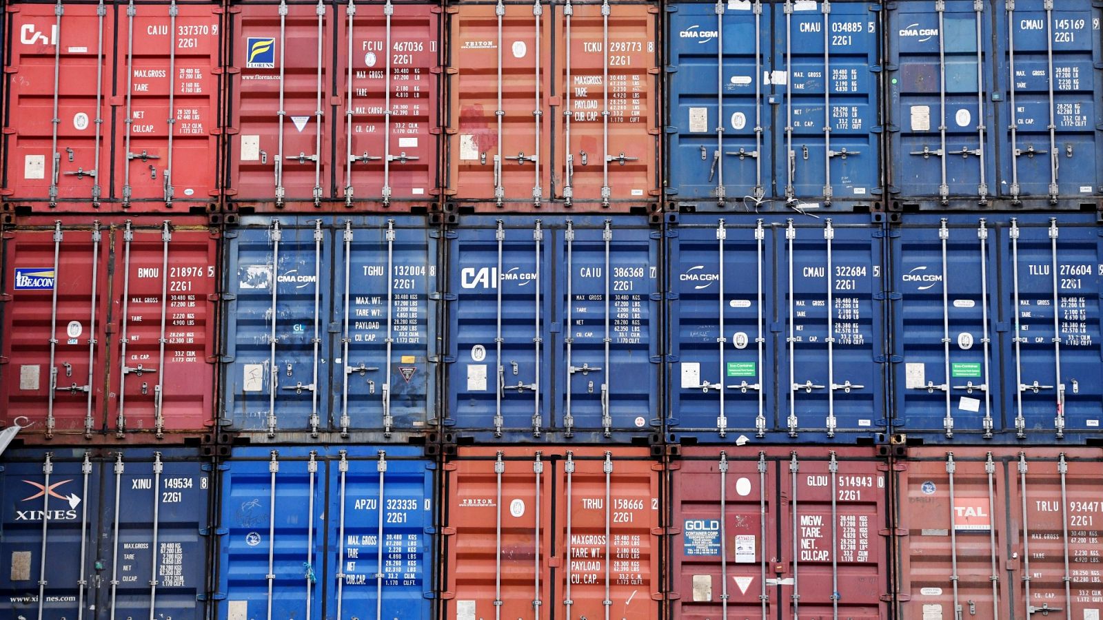 Contenedores apilados en un puerto