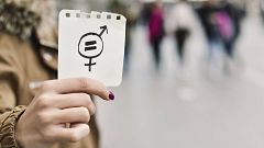 La feminización de los sectores peor pagados amplía la brecha salarial, que amenaza con persistir más de cien años