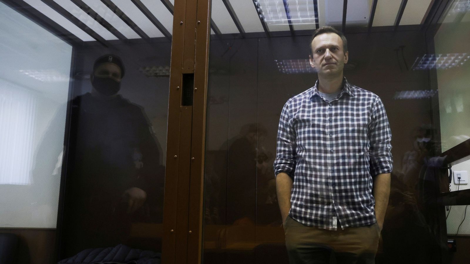 Alexei Navalny asiste a una audiencia para considerar una apelación contra una decisión judicial anterior de cambiar su sentencia suspendida a una pena de prisión real, en Moscú, Rusia, el 20 de febrero de 2021.