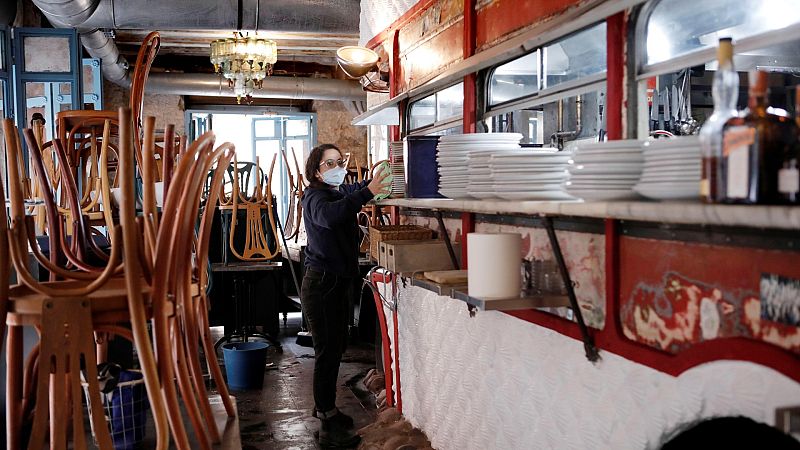 Varias comunidades autónomas abren la hostelería y amplían la movilidad ante la caída de la incidencia