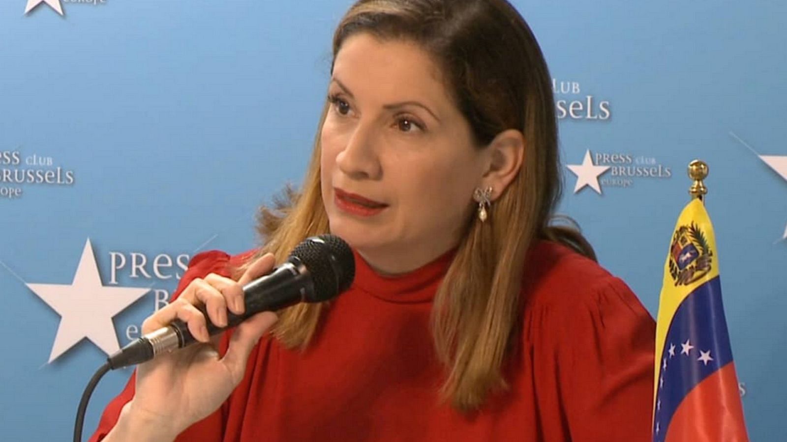 Claudia Salerno en una rueda de prensa en Bruselas