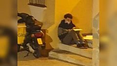 La historia detrás de la foto viral de un joven repartidor que estudia a la luz de las farolas