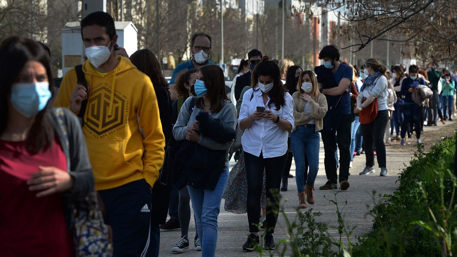 Profesores hacen cola para recibir la vacuna del coronavirus en un centro deportivo de la Universidad de Sevilla