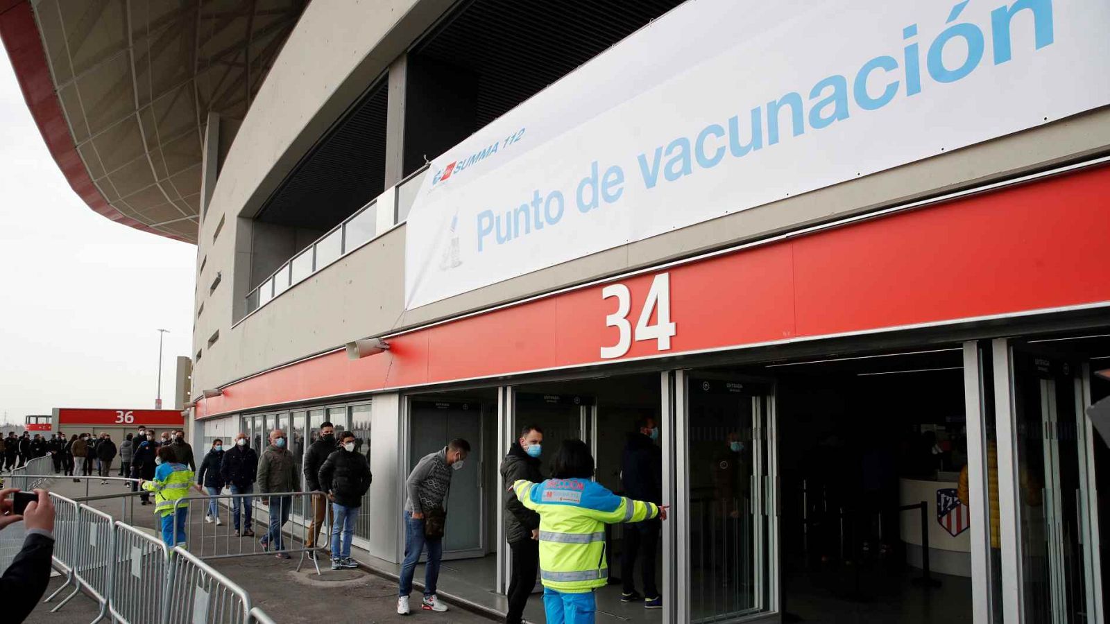 Primer día de vacunación en el Wanda Metropolitano, el estadio del Atlético de Madrid.