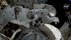 Dos astronautas de la EEI empiezan a modernizar el sistema de energía solar del laboratorio
