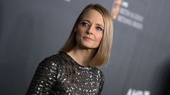 Jodie Foster gana el Globo de Oro en pijama, descalza y junto a su mujer