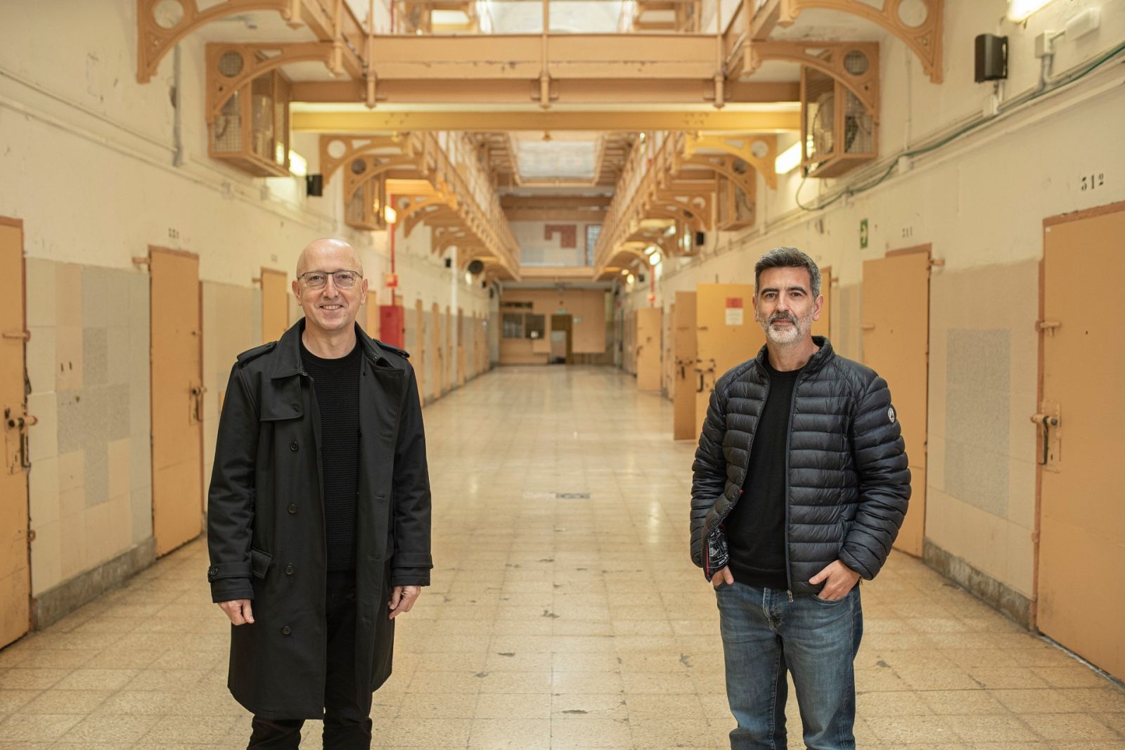 Óscar López, director y presentador de 'Página Dos' con el escritor Antonio Lozano