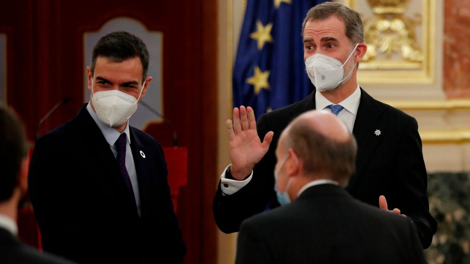 El rey Felipe VI (d) y el presidente Pedro Sánchez (i) durante la ceremonia que se celebró con motivo del 40 aniversario del 23F