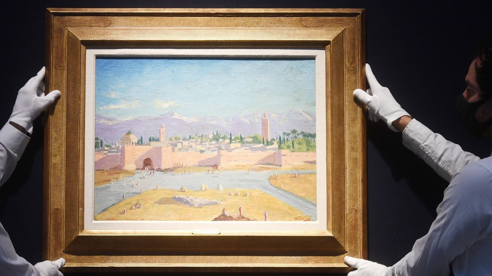 Fotografía de archivo fechada el 17 de febrero de 2021 del la obra titulada "Tower of the Koutoubia Mosque" ("Torre de la Mezquita Koutoubia") en la casa de subastas Christies en Londres.