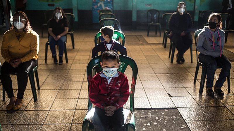 Los niños de todo el mundo pierden más de un tercio del curso escolar por la pandemia, según Save the Children