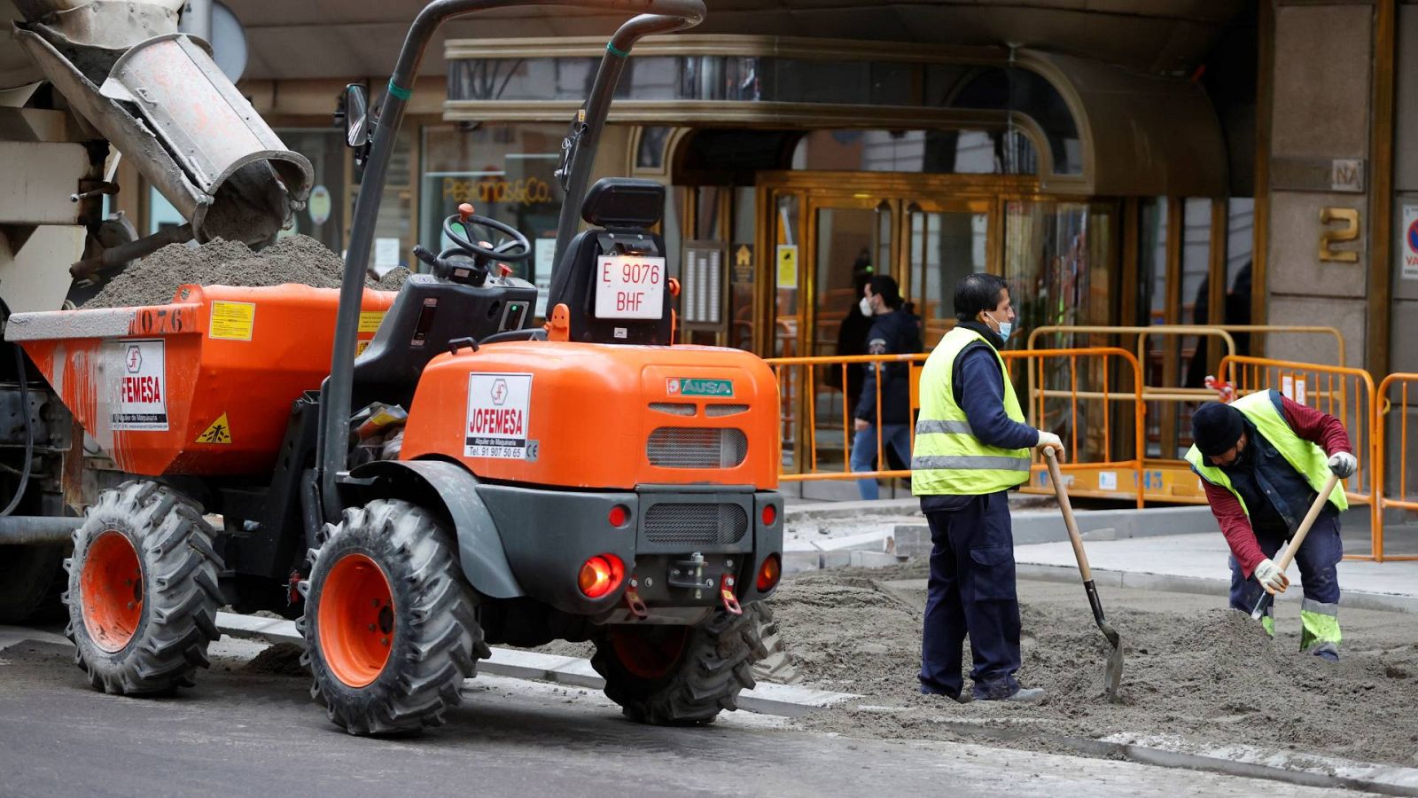 Dos hombres trabajan en una calle del centro de Madrid