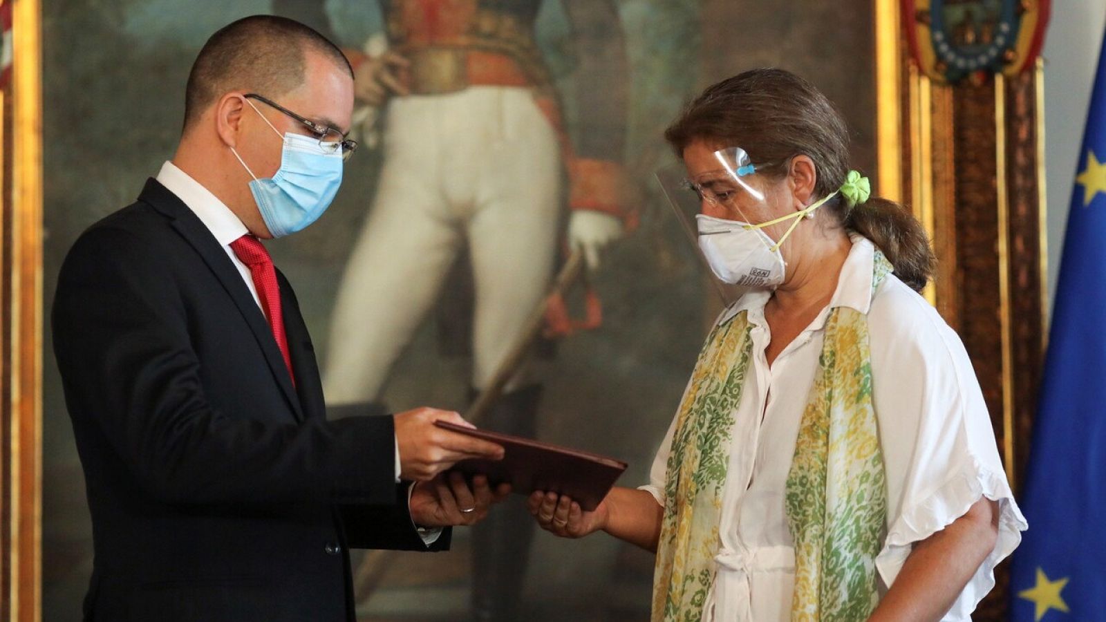 La embajadora de la UE en Caracas, Isabel Brilhante Pedrosa, junto al ministro de Exteriores venezolano, Jorge Arreaza