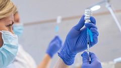 Salut demana ampliar fins als 65 anys l'edat límit de la vacuna d'AstraZeneca
