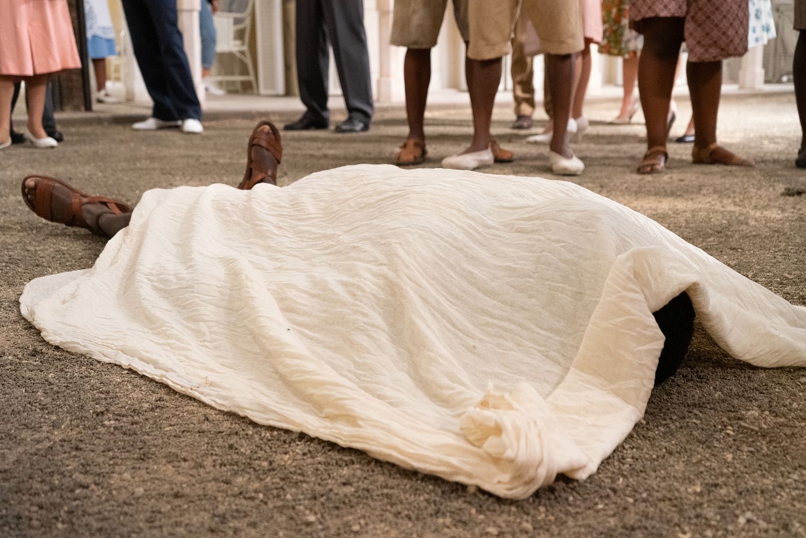 Muerte de Dayo en la plaza de Río Muni en la serie Dos Vidas
